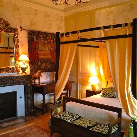Chateau De Lestaubiere Bed & Breakfast *