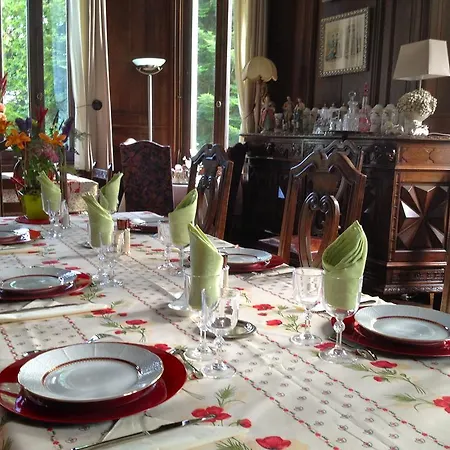 Bed & Breakfast Chateau De Lestaubiere