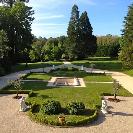 Bed & Breakfast Chateau De Lestaubiere