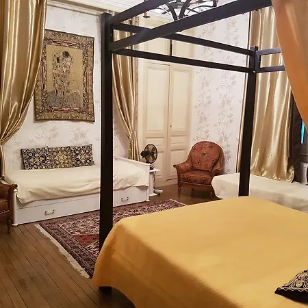 Chateau De Lestaubiere Bed & Breakfast *
